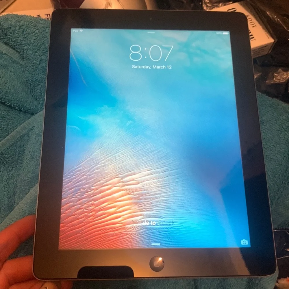 Apple iPad 3rd Generation 32GB Silver . Like new
